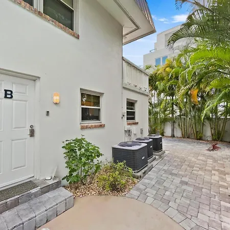 Walk To Beach, Updated Condo, Private Patio And Grill